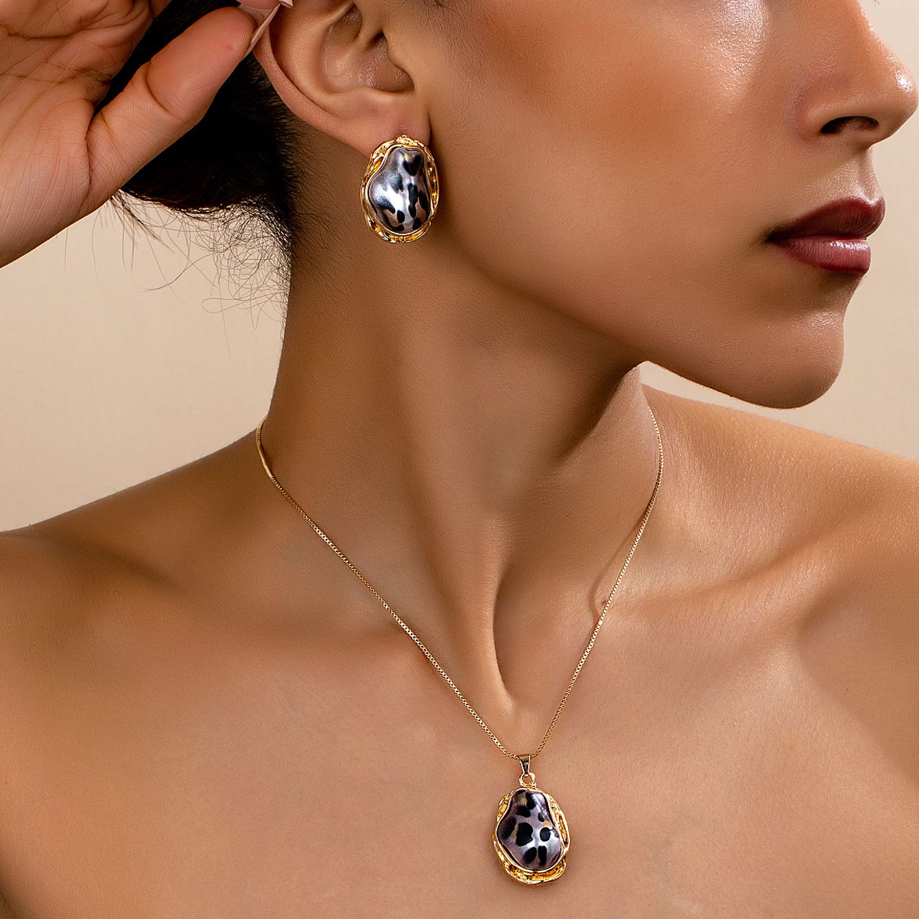 Women s Fashion Jewelry Set: Simple and Elegant Leopard Print Faux Pearl Necklace and Stud Earrings Set, Irregular Faux Pearl Resin Earrings and Neckl