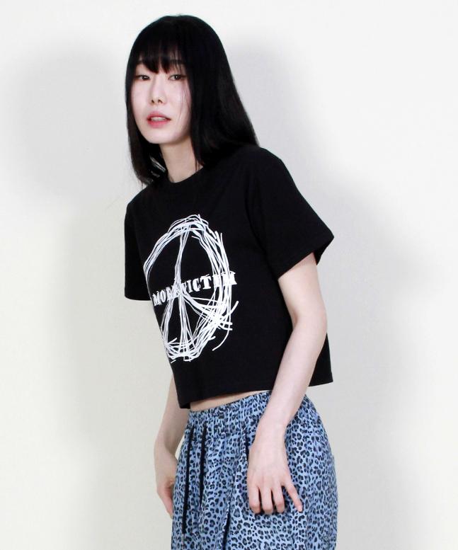 Deumakeu Piece Graphic Crop Short Sleeve T-Shirt Black