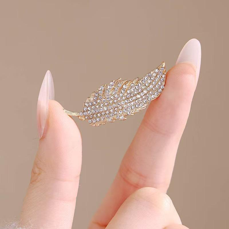 Light Luxury Style Full Diamond Feather Brooch Illuminates Elegant Luxury Dressing Small Details And Exquisite Accessories