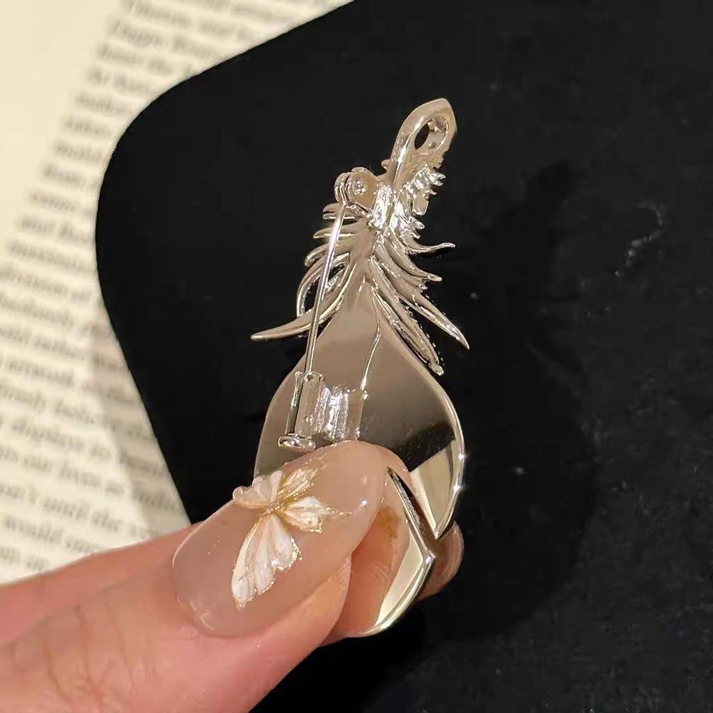 A multi-use feather brooch necklace for women, offering a light luxury and elegant high-end feel, suitable for sweaters, suits, and as a fall/winter