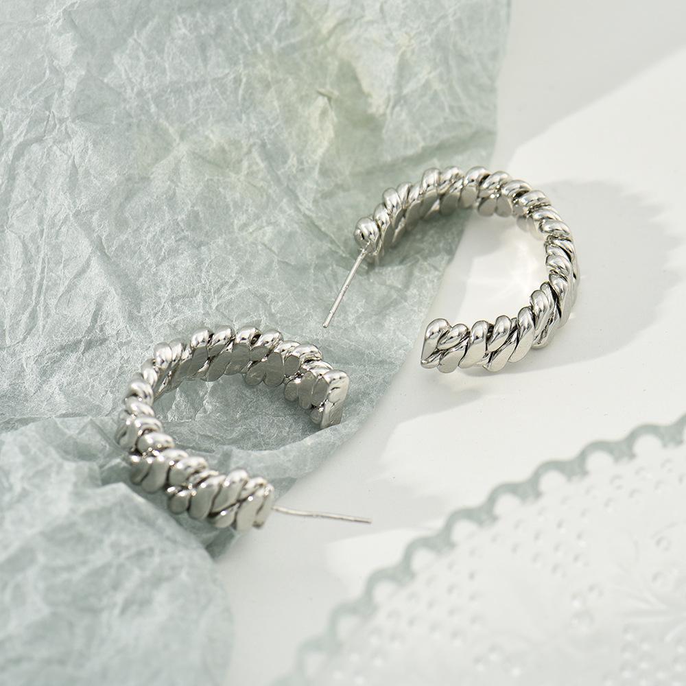 Boucles d'oreilles chic à texture tressée double C - Puces géométriques européennes et américaines, parfaites comme simple cadeau de Noël