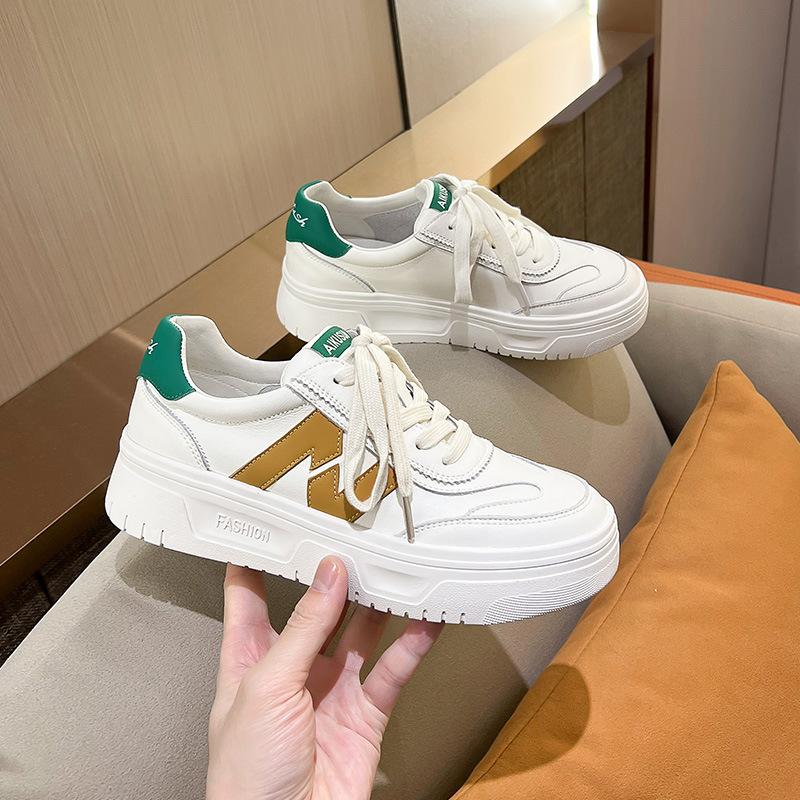 

Маленькие белые туфли на толстой подошве. Женские весенне-летние повседневные кроссовки нового стиля с круглым носком соответствующего цвета и увеличенной мягкой кожаной обувью.