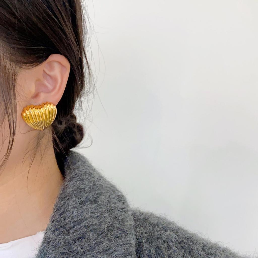 Simple Love-Shaped Earrings, Stud Earrings, Retro Personality, High-End Sense, Luxury, Gorgeous And Unique Metal Earrings.