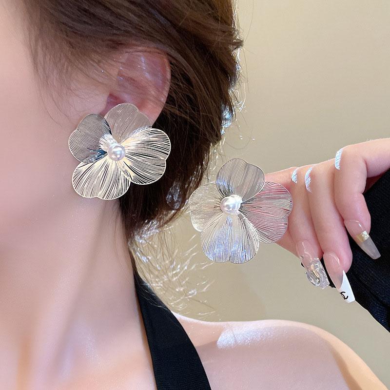Korean Metal Silver Color Large Flower Earrings For Women Fashion Pearl Stud Earrings Sweet Girls Party Jewelry Accessories Gift