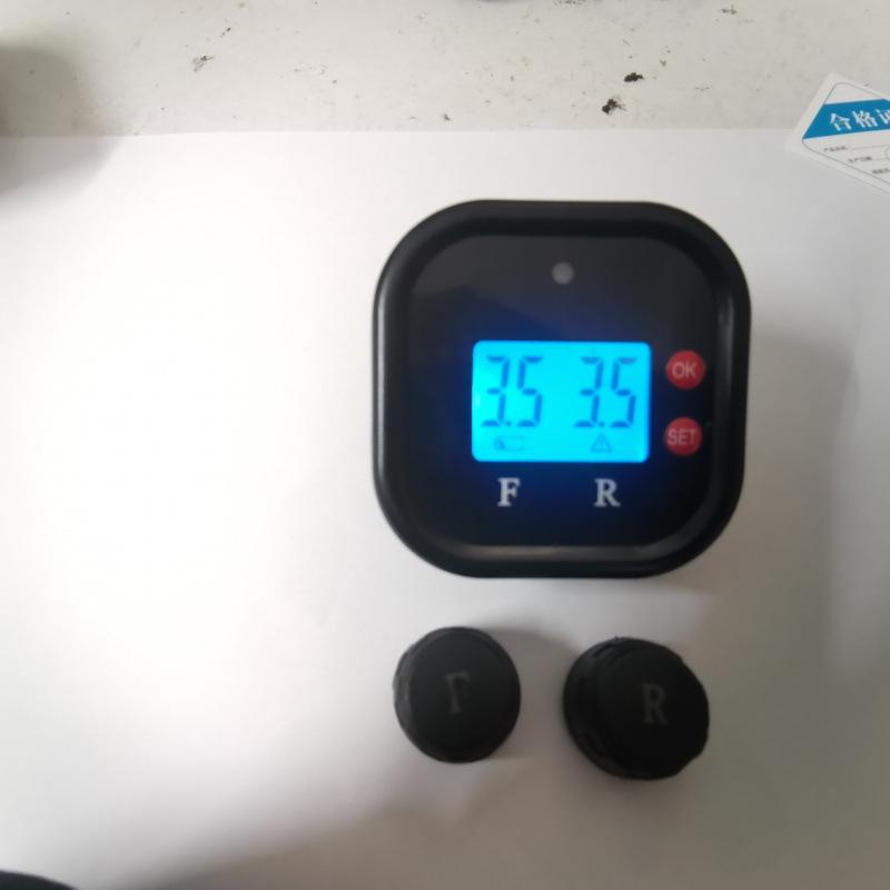 Solar-Powered Wireless Tire Pressure Monitor for Cars