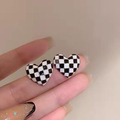 Nuovi orecchini a bottone a forma di cuore in smalto bianco/nero alla moda per le donne, accessori per le orecchie eleganti da indossare ogni giorno, gioielli da festa 2022 Drop Ship