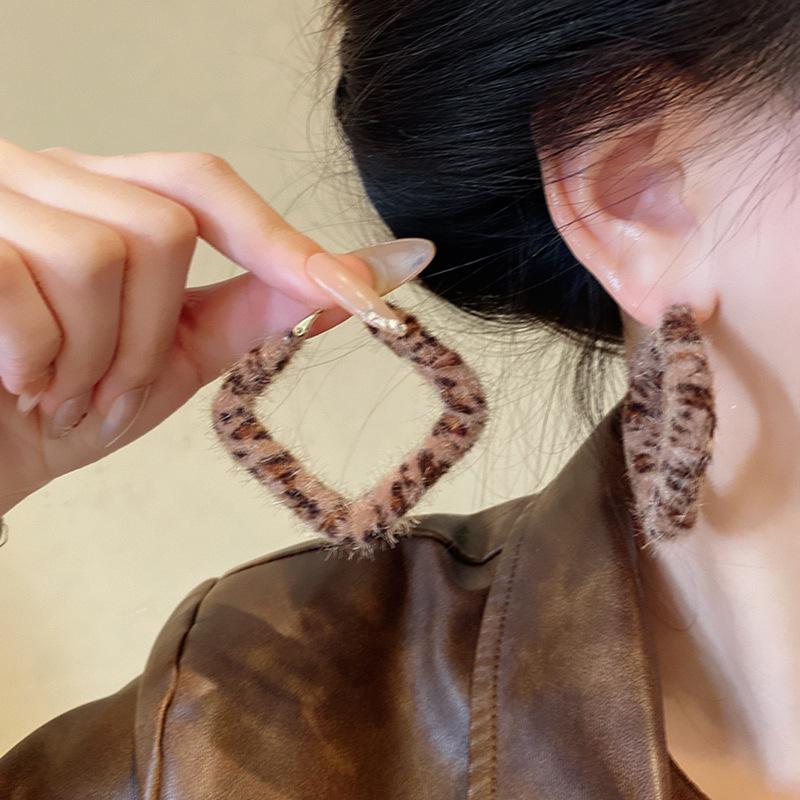 

Серьги-пушистики с геометрическим леопардовым принтом в гонконгском стиле — тренд осени/зимы