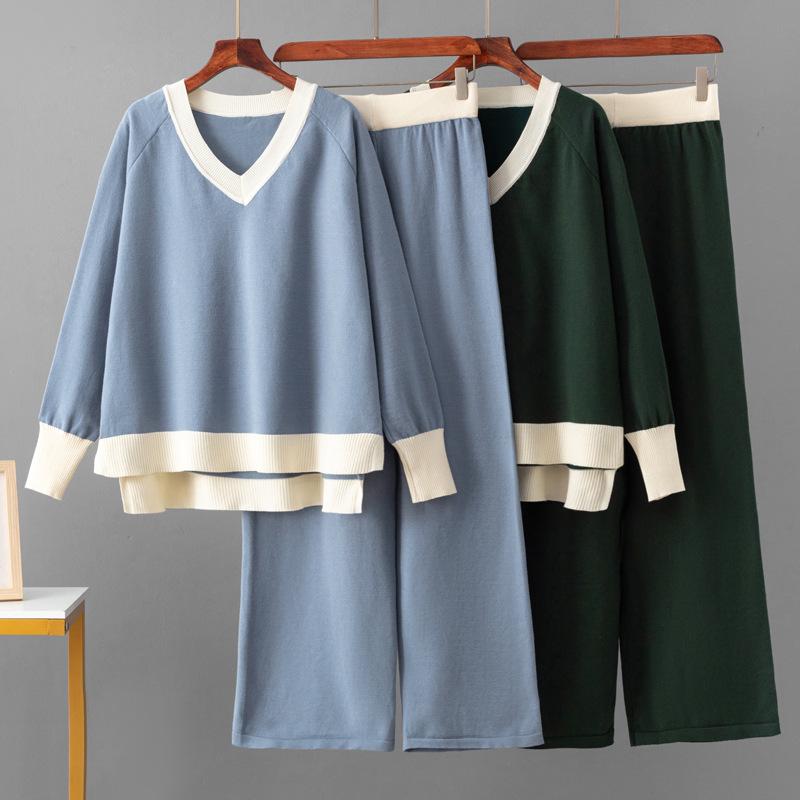 Dámský evropsko-americký dvoudílný oblek se svetrem s výstřihem do V a širokými kalhotami pro podzim/zimu 2025.