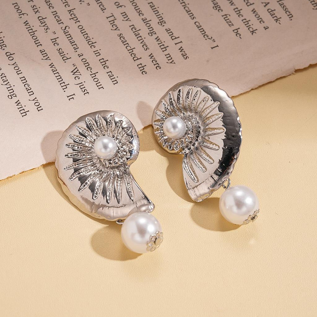 Cold wind imitation pearl conch pattern silver needle earrings seaside vacation style fashion earrings