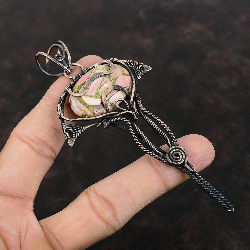 Miedziany wisiorek z różowym opalem, owinięty miedzianym drutem, biżuteria z różowym opalem, wisiorek z kamieniem szlachetnym dla kobiet, ręcznie robiona biżuteria z miedzianego drutu, prezent dla niego