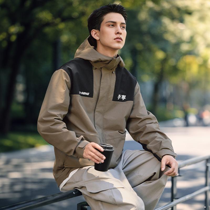LiNing Life Series Water-Resistant Hooded Letter Insert Outdoor Cycling Climbing Cardigan Zipper Windbreaker Unisex Outerwear Teak-Brown AFDU945-3