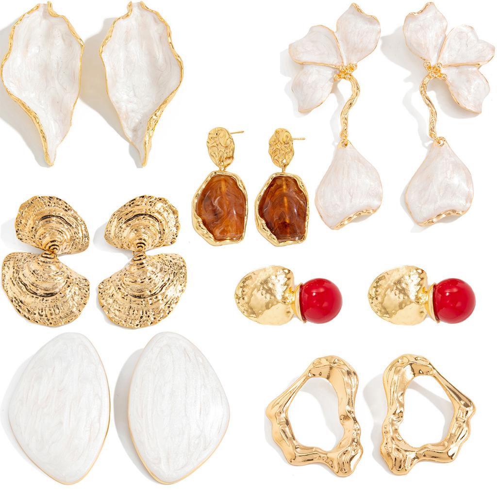 Light Luxury Oil Drop White Petal Leaf Stud Earrings, Fashionable Geometric Metal Pleated Resin Earrings