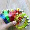 1PC Kunststoff Musikinstrumente Spielzeug Farbe Halbkreis Hand Glocke Haut Fünf Glocken