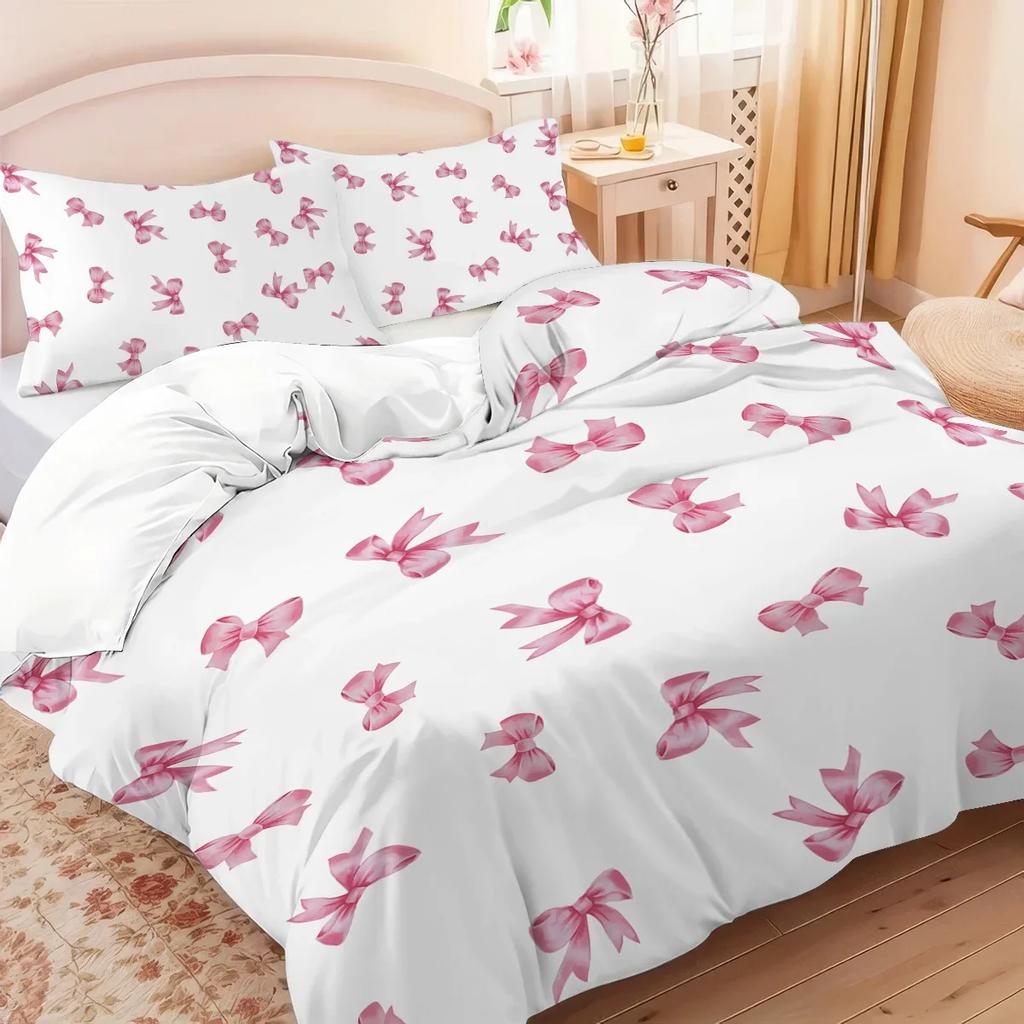 3ks růžový povlak na přikrývku se vzorem třešní a mašlí, 1 povlak na přikrývku + 2 povlaky na polštáře, bez výplně. Měkká a pohodlná ložní souprava