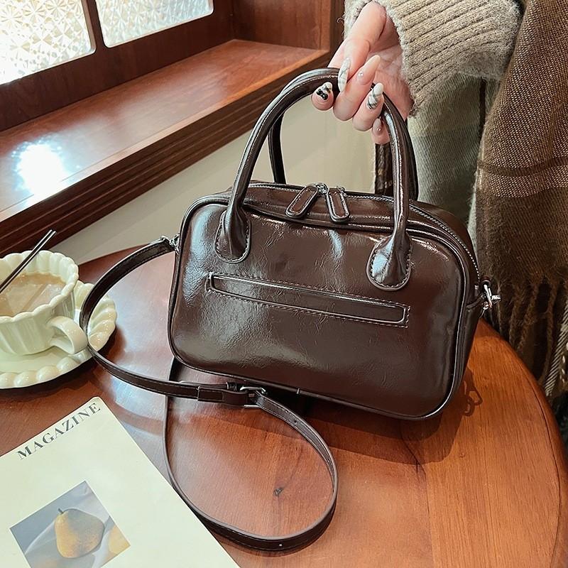IELGY Retro Large Capacity Autumn Winter Niche Design Shoulder Messenger Bag Portable Commuter Bag