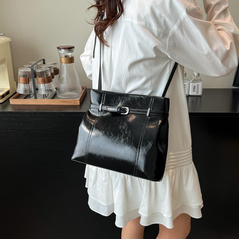 This year's popular bags, bucket bags, large-capacity women's 2025 new retro versatile spring and summer shoulder bags