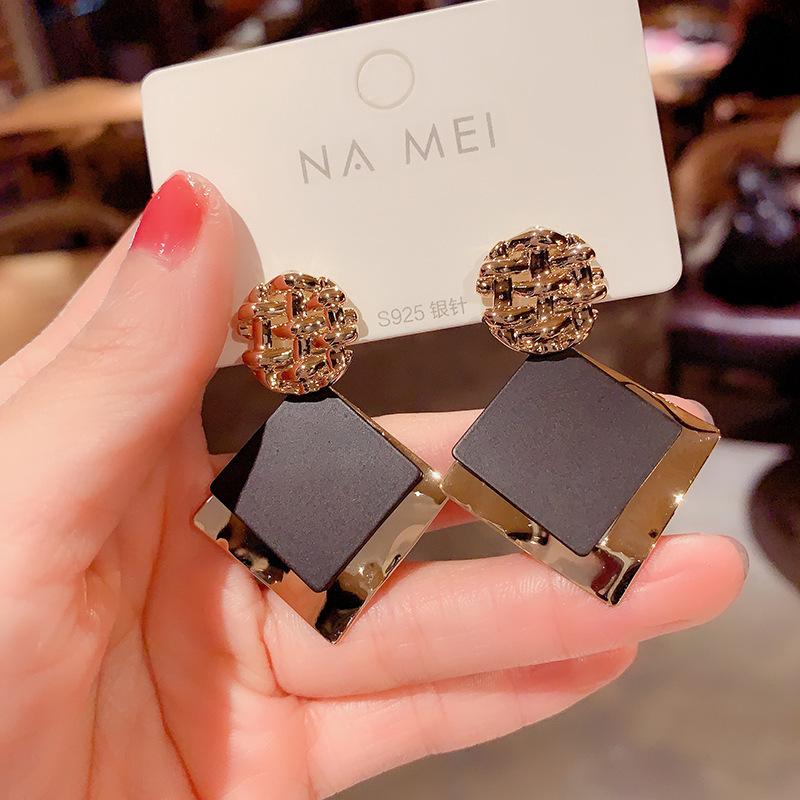 New Retro Gold Color Lattice Dangle Earrings Hollow Geometric Top Black Square Piece Pendants Women's Hanging Earrings brincos