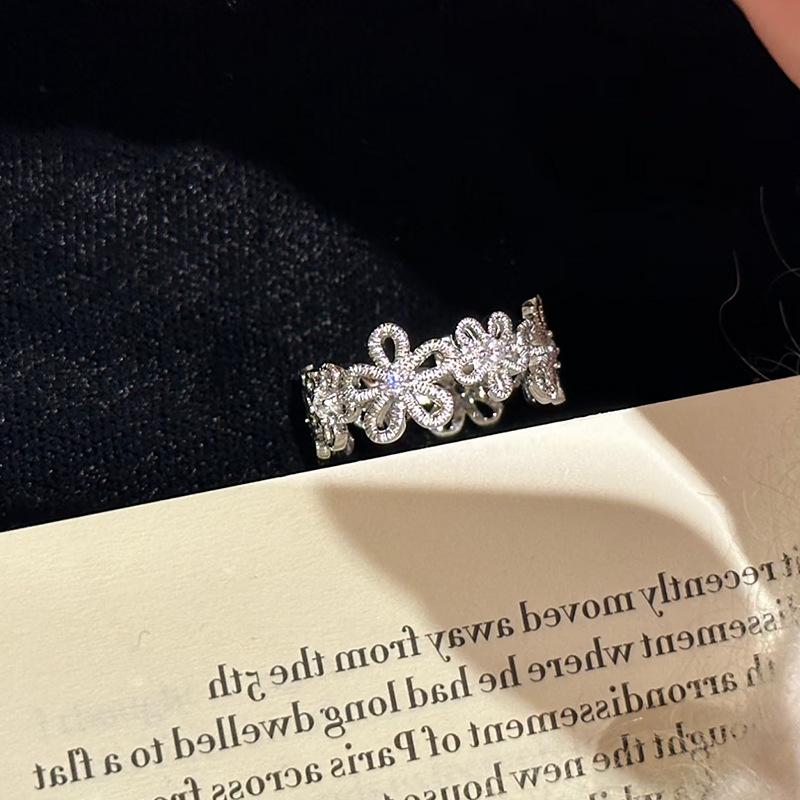 Exquisite, Personalized Hollow Floral Ring for Women - Unique, Fashionable, and Versatile Finger Accessory