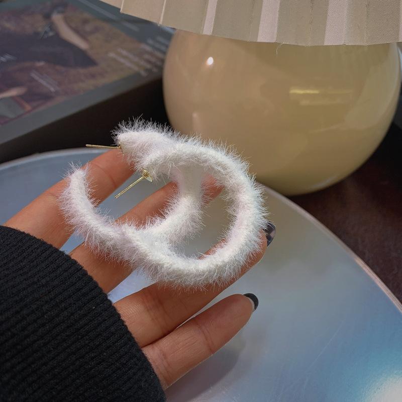 Plush Hoop Earrings for Women Furry White Round Hoop Geometric Statement Earrings Jewelry for Wedding Party Winter Jewelry