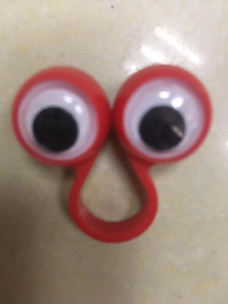 Big Eyes Prank Ring Toy - Realistic Novelty Gadget for Parties & Festivals