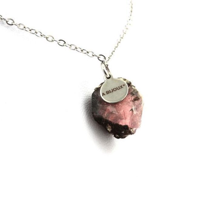 Pierres et Minéraux. Collier Fluorite Rose brut. 23 ct. Massif du Mont-Blanc, France.