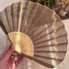 Bambus geschnitzter Fächerknochen Retro Muschelfächer Vintage Gold Silber Seidengarn Stoff Einfacher Faltfächer Hochzeits Tanz Handfächer Geschenk Dekor