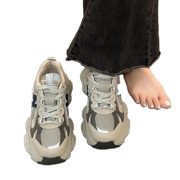 22 Frühling dicke Sohle Retro Sportschuhe Innen höhenverstellbar Dad Shoes zeigen Füße kleines Netz Freizeitschuhe