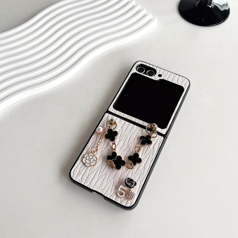 For Samsung Zflip5 Flip Metal Four-leaf Clover Flower Hand Chain for Folding Screen Findn2Flip Hard Shell