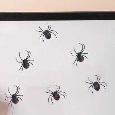 Yousheng 1/2/4/6 st Magnetisk 3D Spindeldekoration Läskig Realistisk Svart Spindel Halloween Skämt Rekvisita Garageport Brevlåda Skåp Kylskåp Magnet