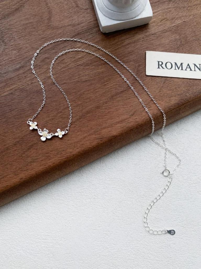 Sterling Silver Gardenia Flower Necklace for Women - Elegant Light Luxury Clavicle Chain with Fresh Floral Design.