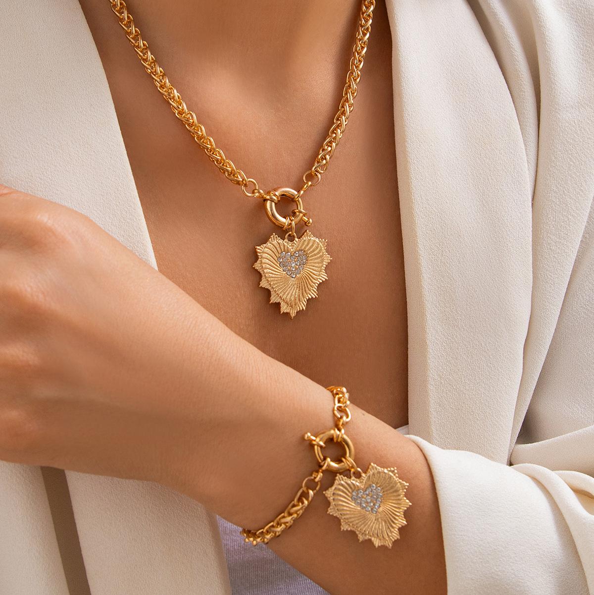 

Fashion ins Metal Chain Collarbone Chain, Vintage Emerald Love Pendant Necklace