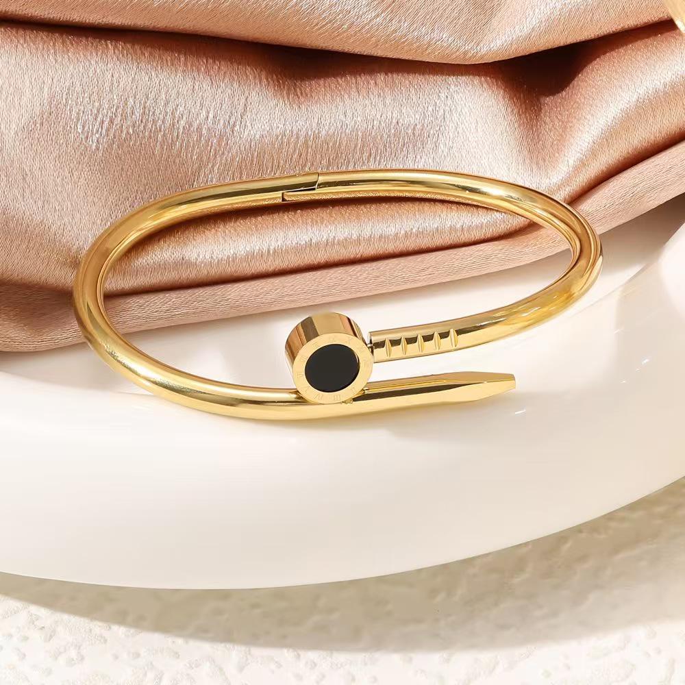 Náramek z titanové oceli pozlacený 18K zlatem se symbolem čtyřlístku, římskými číslicemi a designem srdce