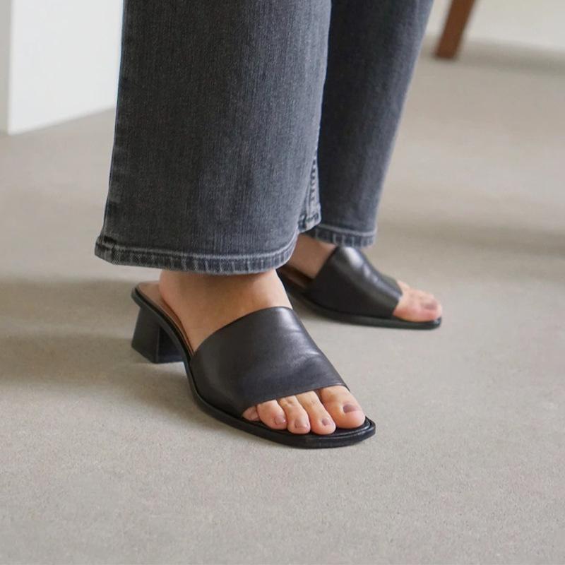 Sandali Estivi 2025 Nuovi Donna Pelle Versatili Semplici Moda Commuter Tacco Spesso Punta Quadrata Monobanda Freschi Ciabatte