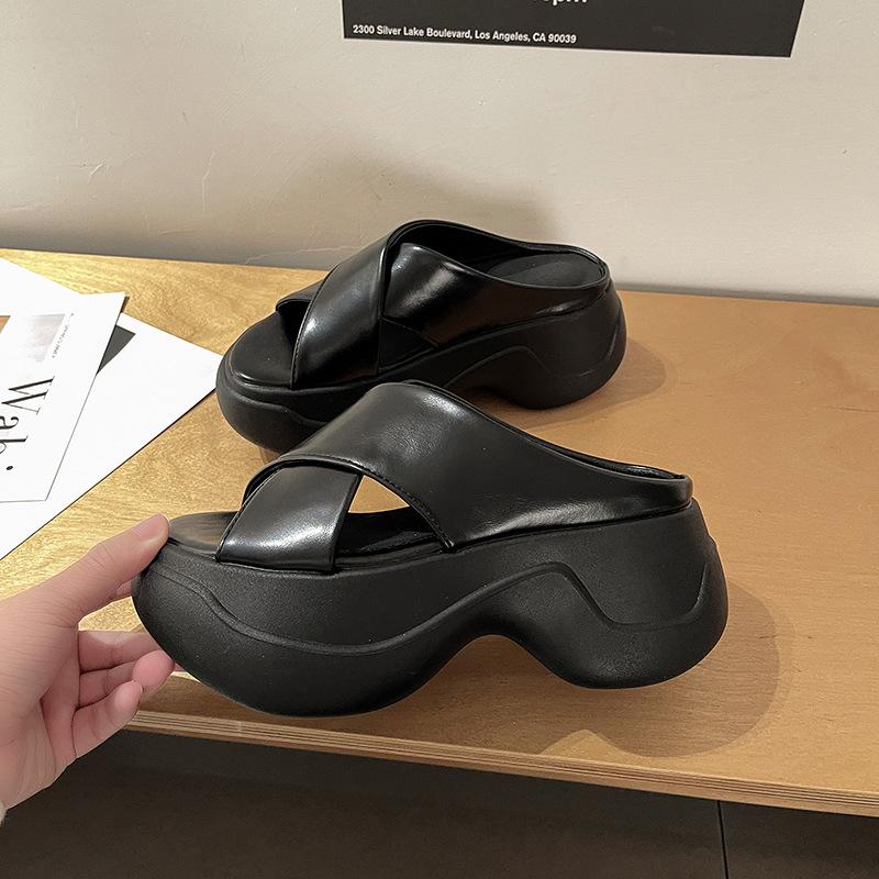 

Нескользящие модные универсальные шлепанцы на толстой подошве, темпераментные и крутые, весна и лето, новая уличная нишевая маленькая женская обувь, шлепанцы на перемычке 35