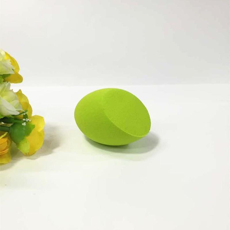 Vielseitiger latexfreier Make-up-Foundation-Schwamm-Blender in lebhaften Farben und schräger Form