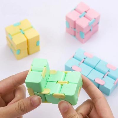 Infinity Cube Angst / Stressabbau Kreatives Puzzle Spielzeug Tasche / Partygeschenke Flip Zauberwürfel Pädagogisches Spielzeug für Kinder