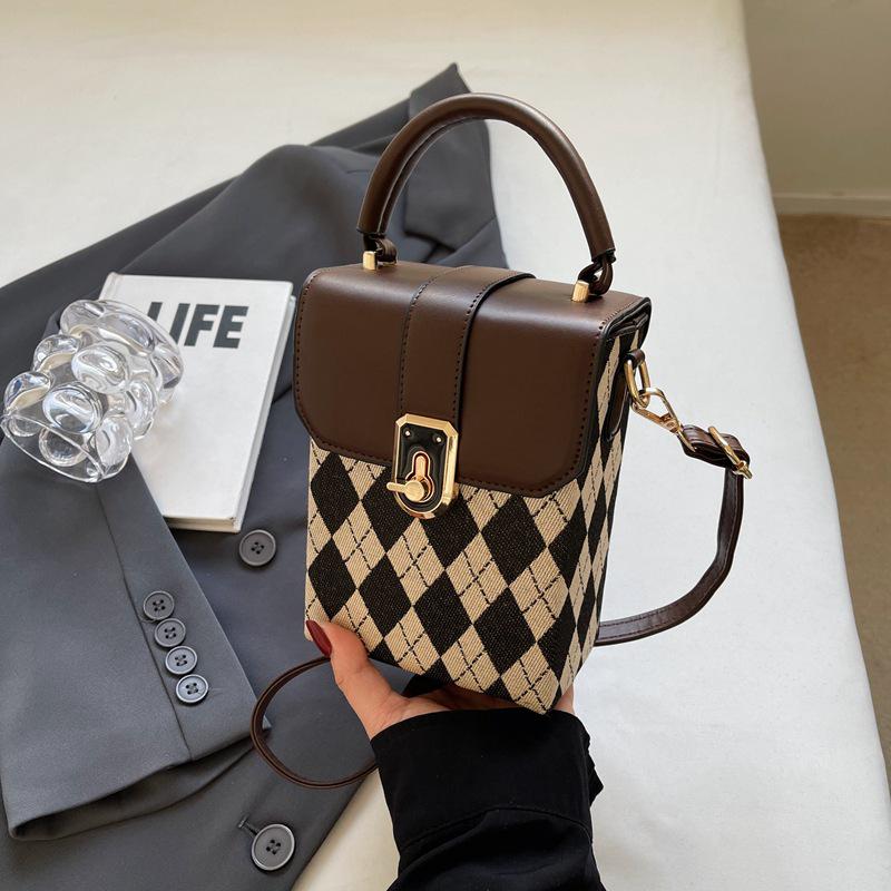 

2024 Новая женская универсальная модная сумка кроссбоди в корейском стиле - Маленькая, трендовая, нишевая сумка для телефона, популярный товар интернет-знаменитостей