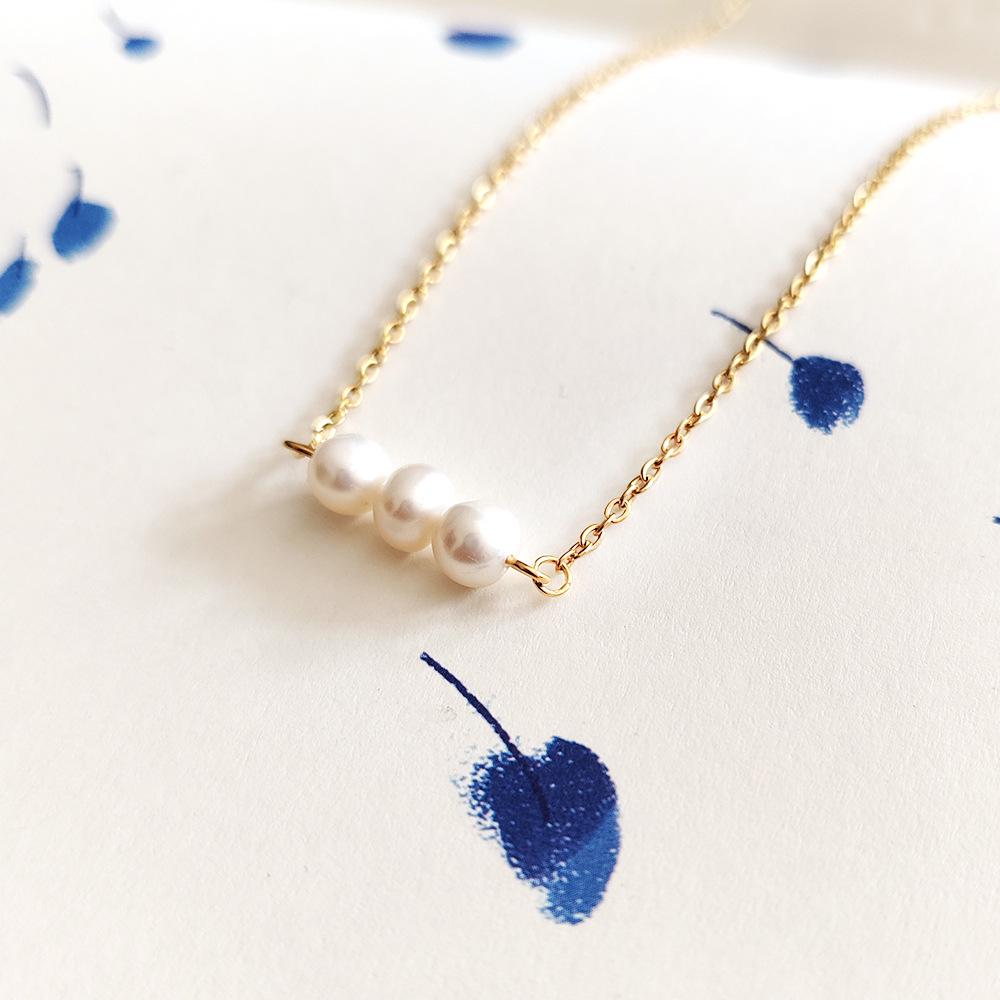 

Elegant Women s Necklace: 18K Gold-Plated Stainless Steel Chain with Three Baroque Freshwater Pearls