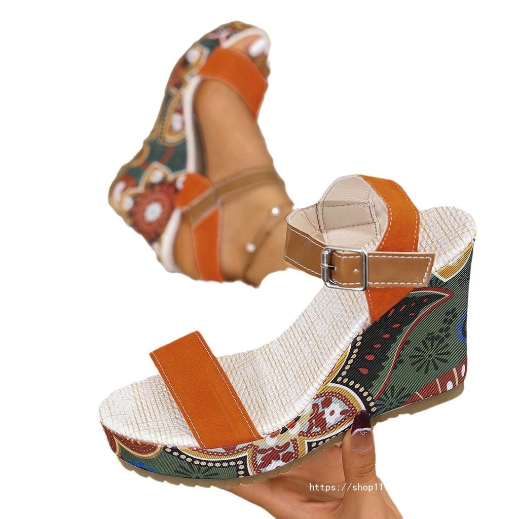 2025 neue europäische und amerikanische Mode bedruckte runde Zehenpartie Ein-Wort-Schnalle Damen Freizeitschuhe Übergröße Keilsandalen