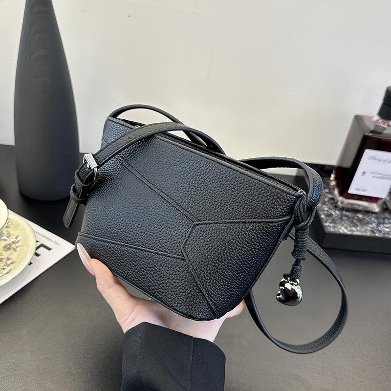 Small Bag Women's New Niche Design Bucket Bag High-end Fashion Versatile Shoulder Messenger Bag