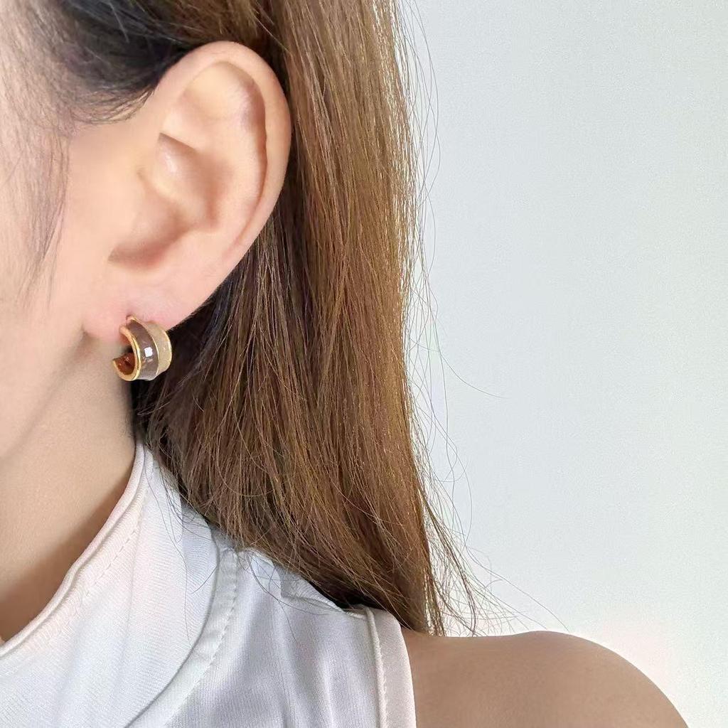 French Retro Myer Brown C-shaped Stud Earrings - Versatile, Simple, High-end Niche Design for Women.