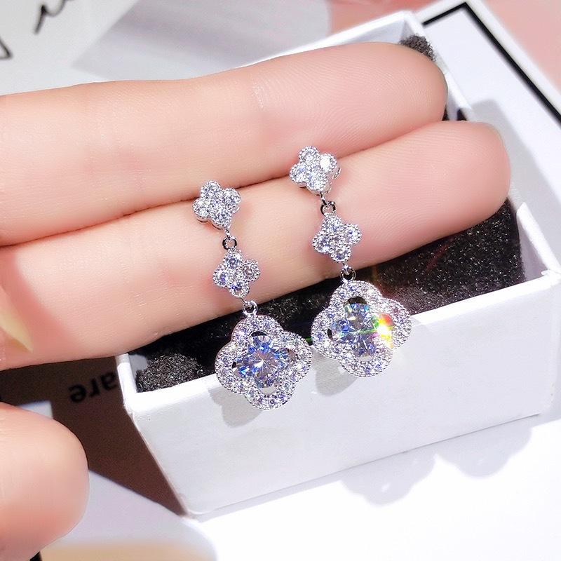 Boucles d'oreilles en forme de trèfle à quatre feuilles en zircone micro-set pour femmes, légères, luxueuses, polyvalentes, à la mode
