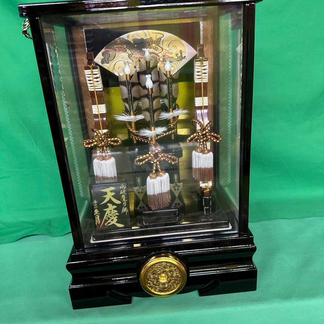

[USED] Tokyo Kyugetsu Dolls Hamaya Tenkei No. 10 New Year s Decoration in a Glass Case with Family Crest