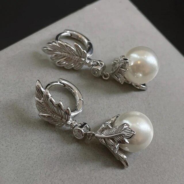 ANENJERY 2023 neue Trend Perle Blatt Hoop Ohrringe für Frauen Vintage Frence Stil Handgemachte Persönlichkeit Ohrringe Schmuck