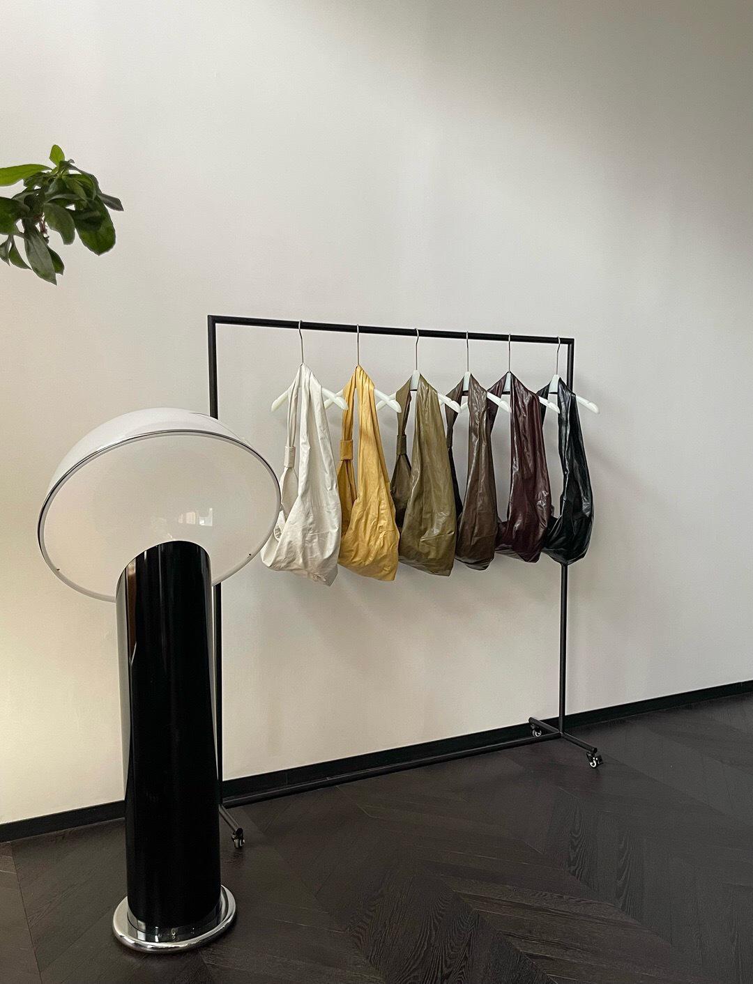 

Shi Ji Большая Вместительная Универсальная Сумка Кроссбоди - Супермягкая Кожа с Масляной Восковой Отделкой Дизайн Круассан Small жёлтый