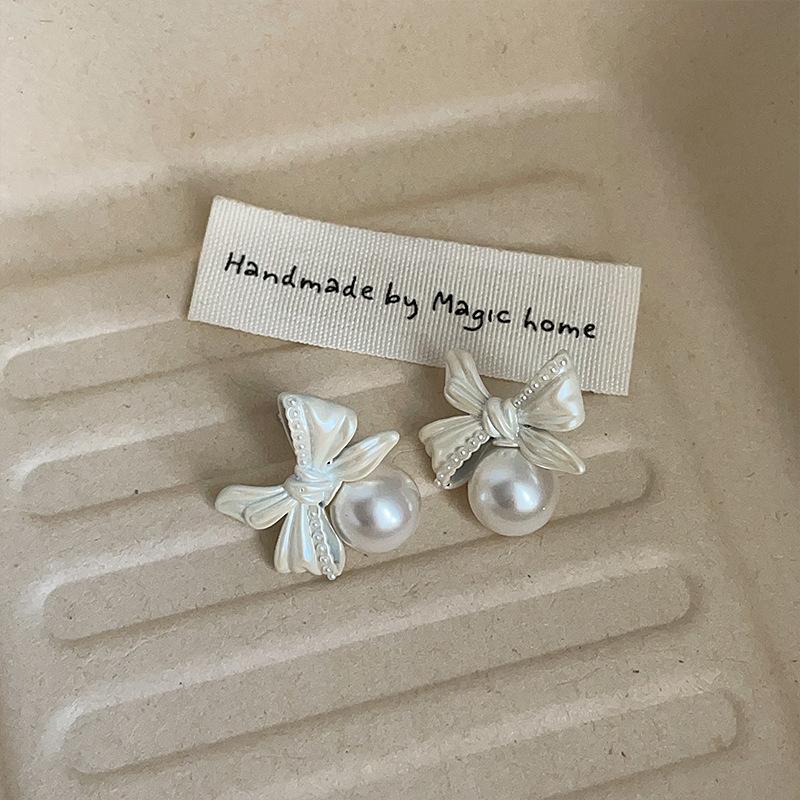 

Серьги-гвоздики с бантиком в стиле ретро из французского жемчуга. Женские, милые, изысканные, модные, элегантные, трендовые, универсальные серьги.