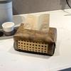 Tragbarer Rattan-Design Holzmaserung Taschentuchboxhalter PU-Leder Retro-Stil Papierserviettenhalter Serviettenbox Desktop-Aufbewahrung