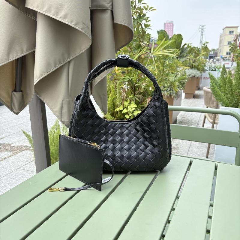 Hot-selling new high-texture cowhide hand-woven handbag large-capacity underarm bag versatile commuter women's bag