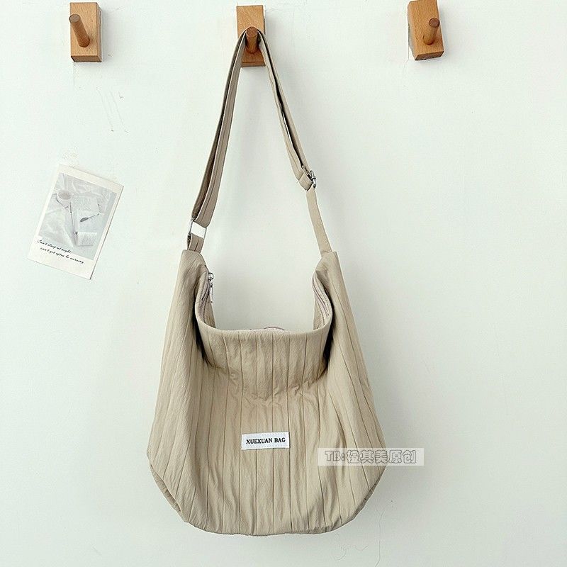 

Fall 2024 Canvas Bag Women s Large Capacity Ruched Idle Style Messenger Bag Student Schoolbag Cloth Bag Work Work Clothing Tide Khaki without pendant