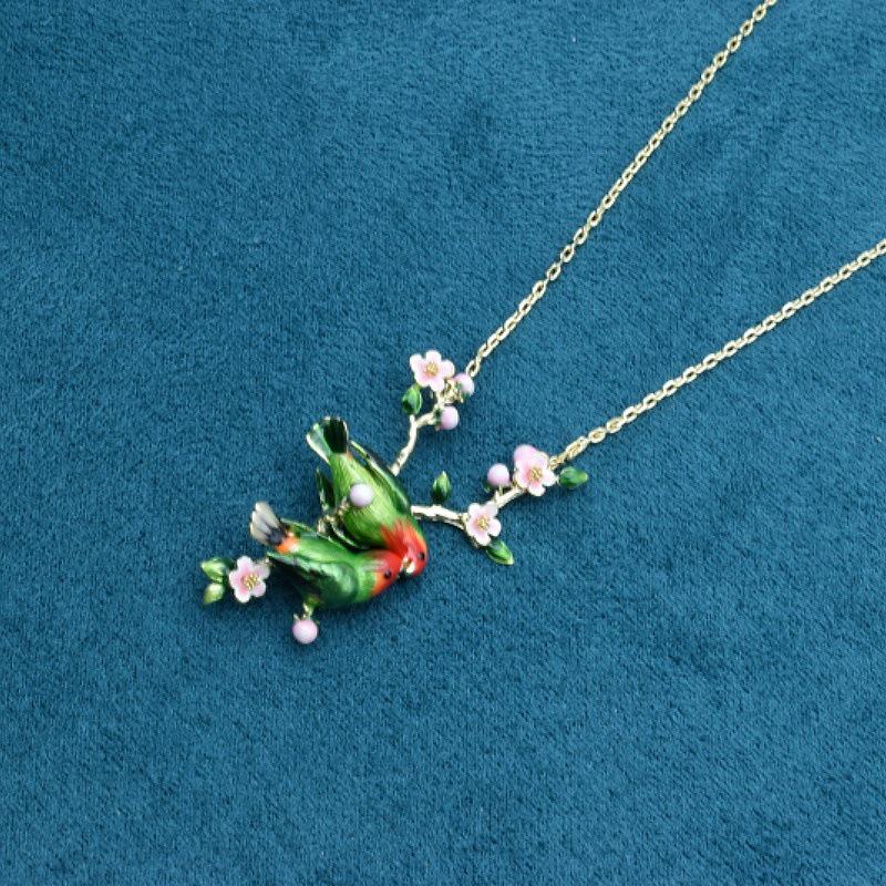 

Французская эмалевая подвеска-сорока